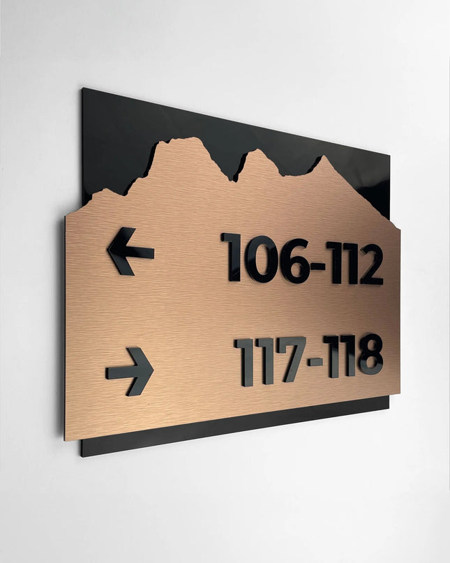 Hotel Wegweiserschilder aus gebürsteter Bronze und schwarzem Acrylglas von ALUMADESIGNCO