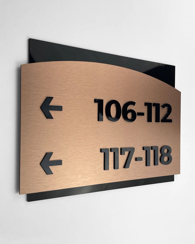 Hotel Wegweiserschild aus gebürsteter Bronze und schwarzem Acrylglas von ALUMADESIGNCO