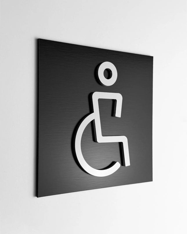 Schwarzes Schild für Behinderten WC aus gebürstetem Aluminium
