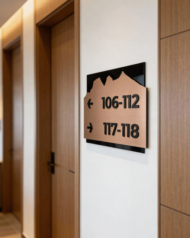 Hotelwegweiser in gebürsteter Bronze mit schwarzem Acrylpfeil