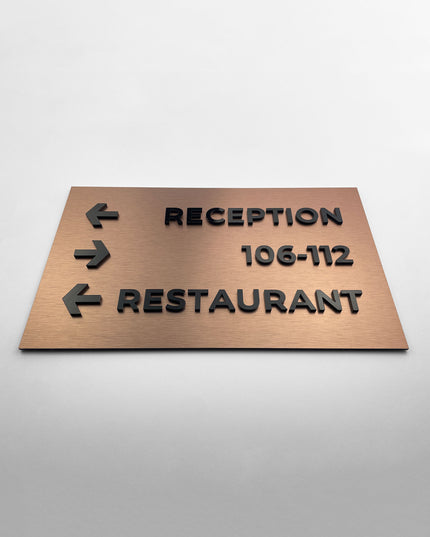 Segnale Direzionale in Alluminio e Vetro Acrilico – Design “Bronze Standard”