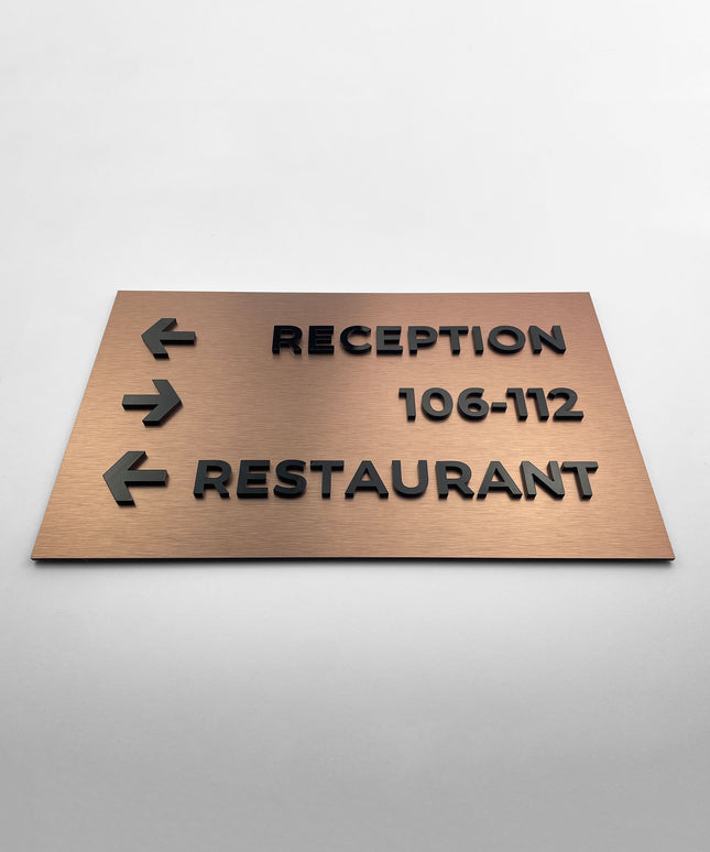 Signalétique directionnelle en aluminium et verre acrylique – design  Bronze Standard