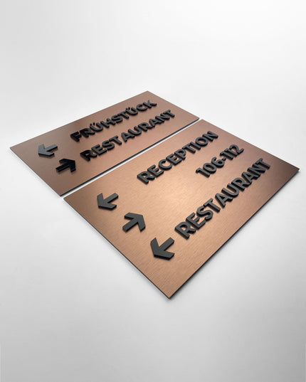 Segnale Direzionale in Alluminio e Vetro Acrilico – Design “Bronze Standard”