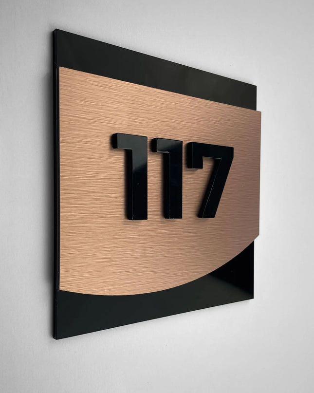 Hotel-Zimmernummernschild in gebürsteter Bronze und schwarzem Acrylglas